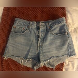 Levi’s High-Rise Cut-Off Denim Shorts – Women’s W27 – Light Wash